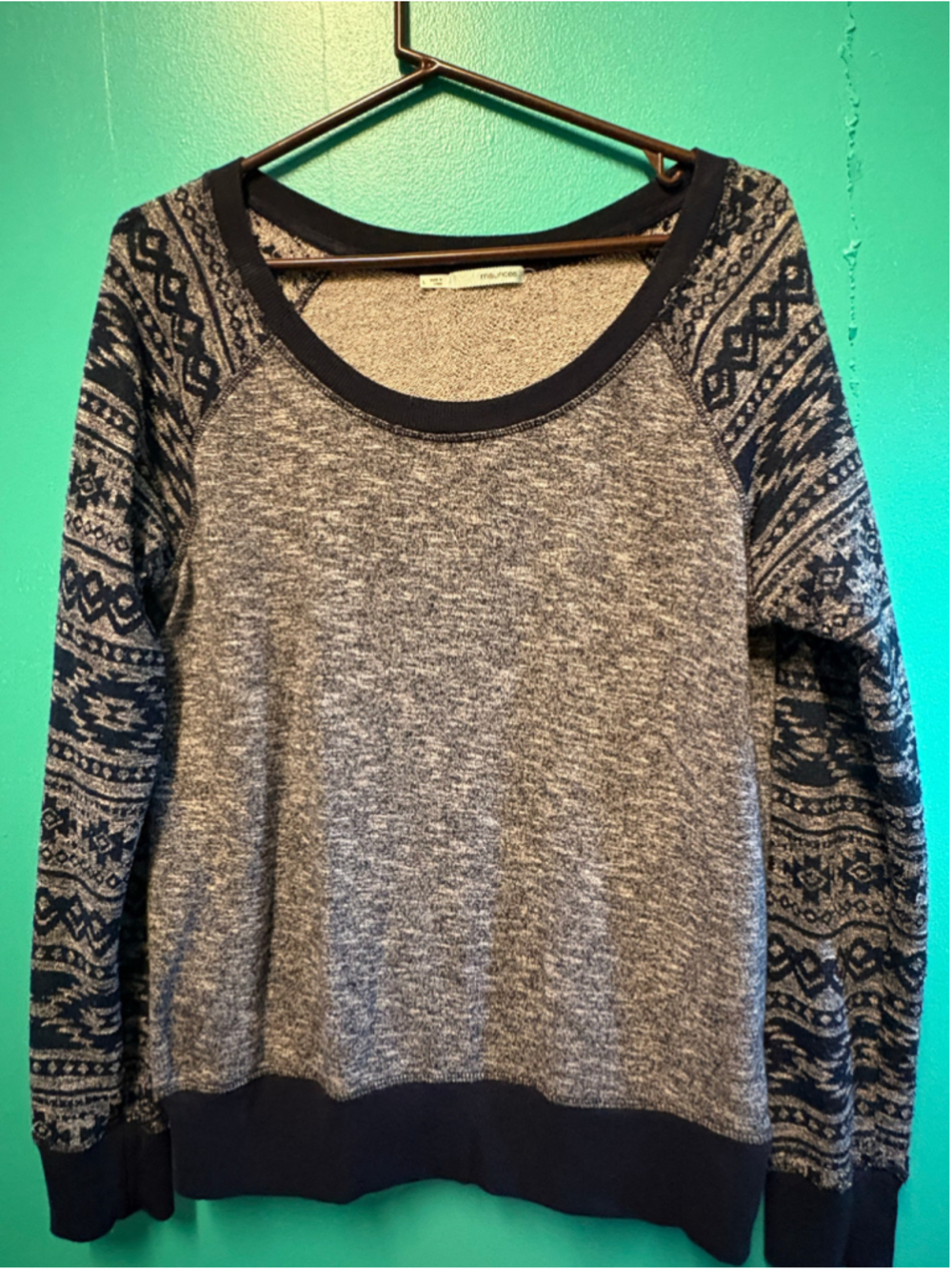 Women's Maurices Sweatshirt Size L Grey Navy Blue Patterned Long Sleeve